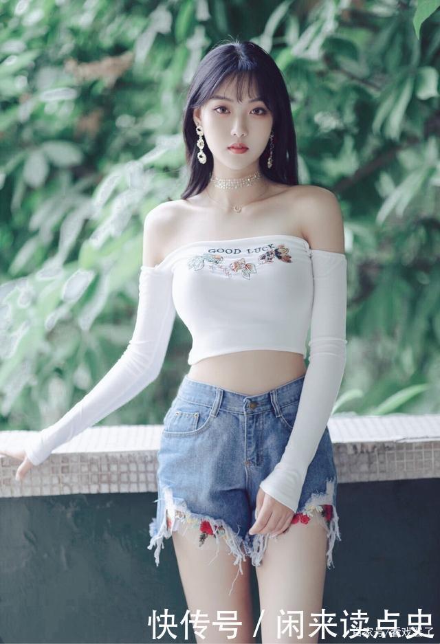 白色高腰露脐紧身T恤搭配牛仔短裤,清丽脱俗,不食人间烟火
