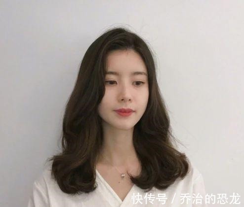脸型 想拥有女神级偏分发型，不要忘记做这两件事，修饰脸型更有高级感！