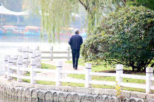 走路|为什么老年人走路时，总喜欢背着手？看完医生的解程，恍然大悟