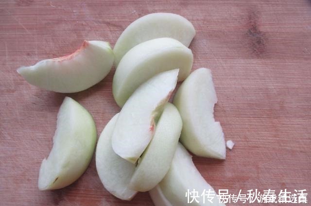 桃羹|这水果遇到别手软，2块钱一斤，多买点囤起来，以后就越来越少了