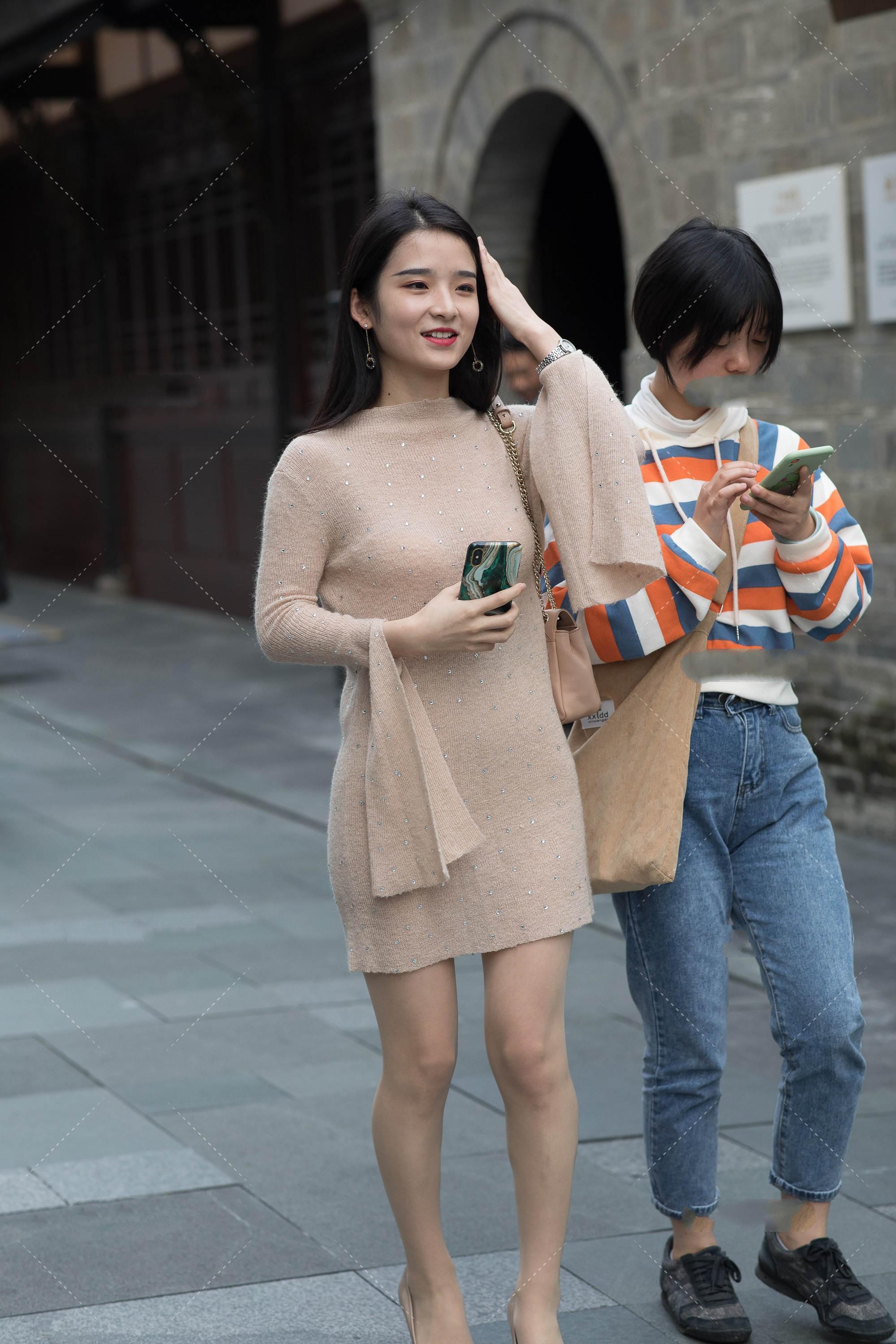 街拍：裸色针织裙穿出女神范儿, 保暖又舒适