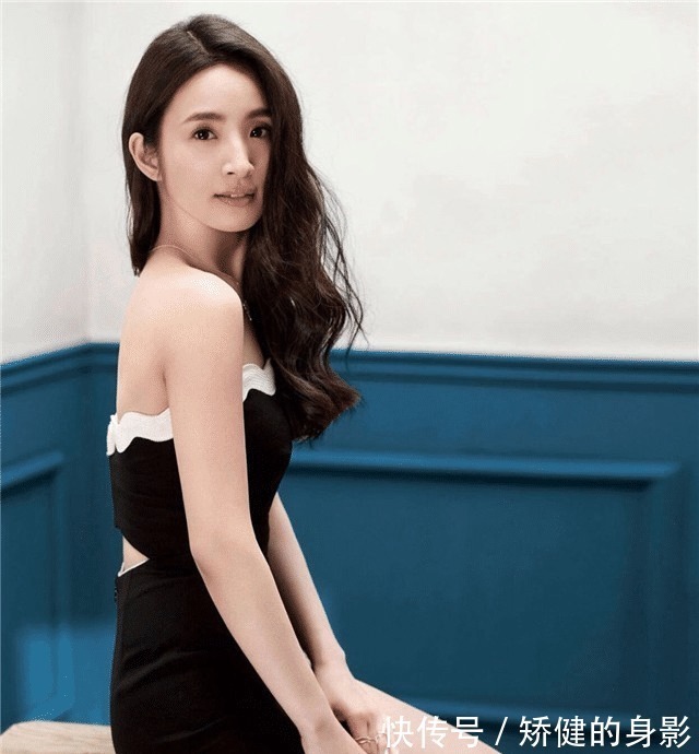 卷发 奔四的女人尽量别留短发，很土！推荐这5款发型，太减龄！