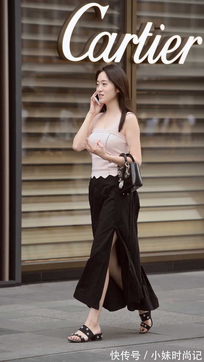 女人味|成都街拍,金色丝绒小外套搭配蛇形高跟鞋,时髦又有女人味!