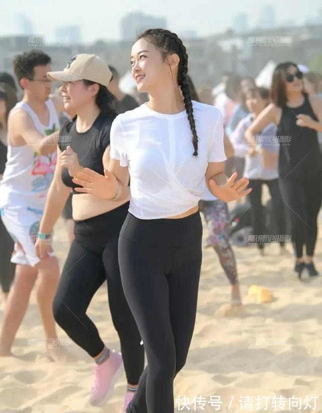 瑜伽裤|热爱运动的美女,户外参加运动,白T恤搭配瑜伽裤,给你清爽感觉!