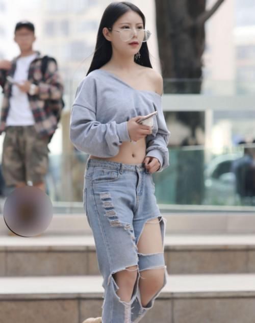 衣服|时尚性感美女,漏肩装惊艳四方,破洞牛仔裤也是大胆