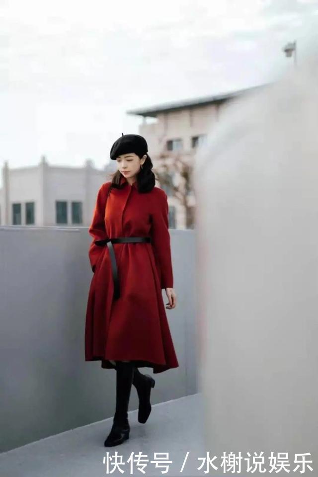 谁说红色衣服穿着俗?三木母女最新红衣搭配,美的高级又气质
