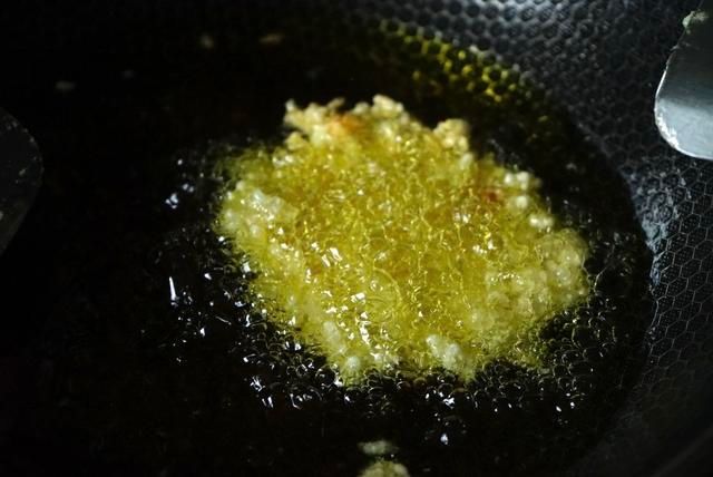 玉米淀粉|糯米锅巴一炸就散，关键是少放了一样东西！加了它锅巴有形又酥脆