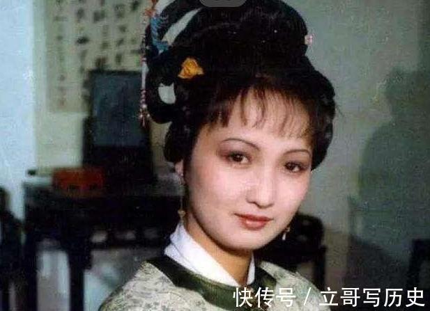 平儿|王熙凤与贾琏合欢，为什么平儿也在房内服侍，你看看她是什么身份