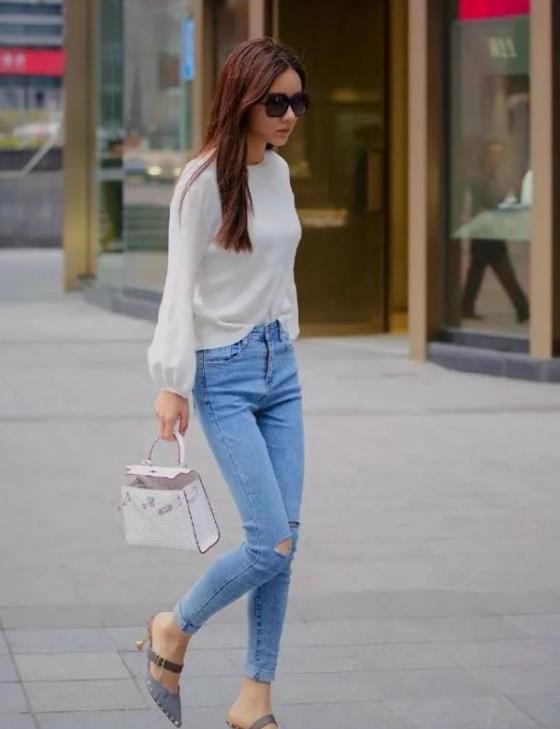 街拍:环肥燕瘦的小姐姐,白色上衣配牛仔裤,时尚气质十足