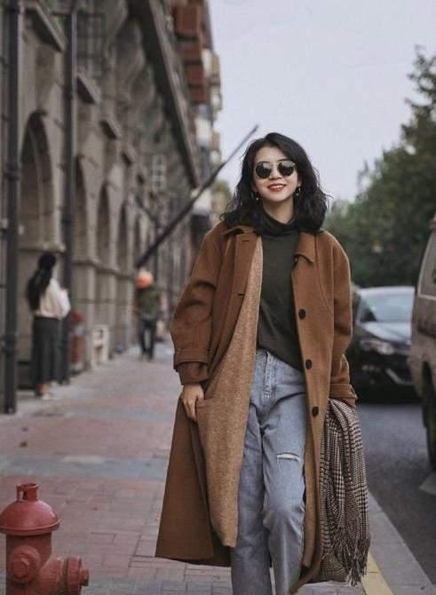 ?三木又把“驼色大衣”带火了，这样来搭，时髦保暖又显贵，真美