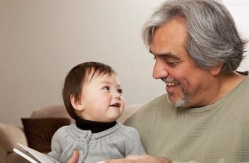 姥爷|姥爷逗外孙:总来蹭饭羞不羞?4岁孩子的童言稚语让气氛略显尴尬