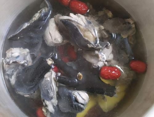 冬天煲鸡汤，多加“1红1白”，三天两头喝一次，滋补营养气色好