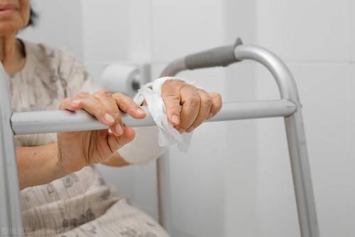 做完肠镜腹胀怎么办啊？医生：肠镜后做这八点，腹胀远离你