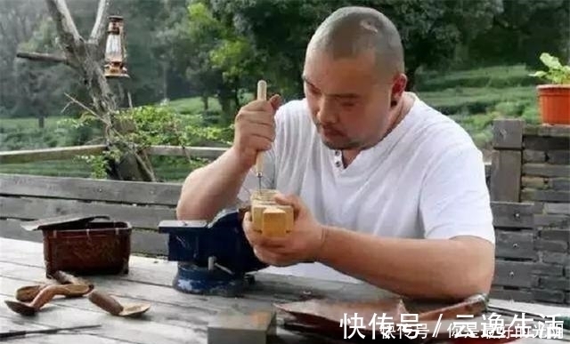 长方形|70后大叔用6年时间,建造400㎡院子,为追求原始房顶铺茅草