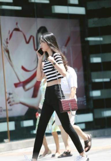 街拍:肤白貌美的小姐姐,修身衣搭配紧身裤,尽显苗条好身材