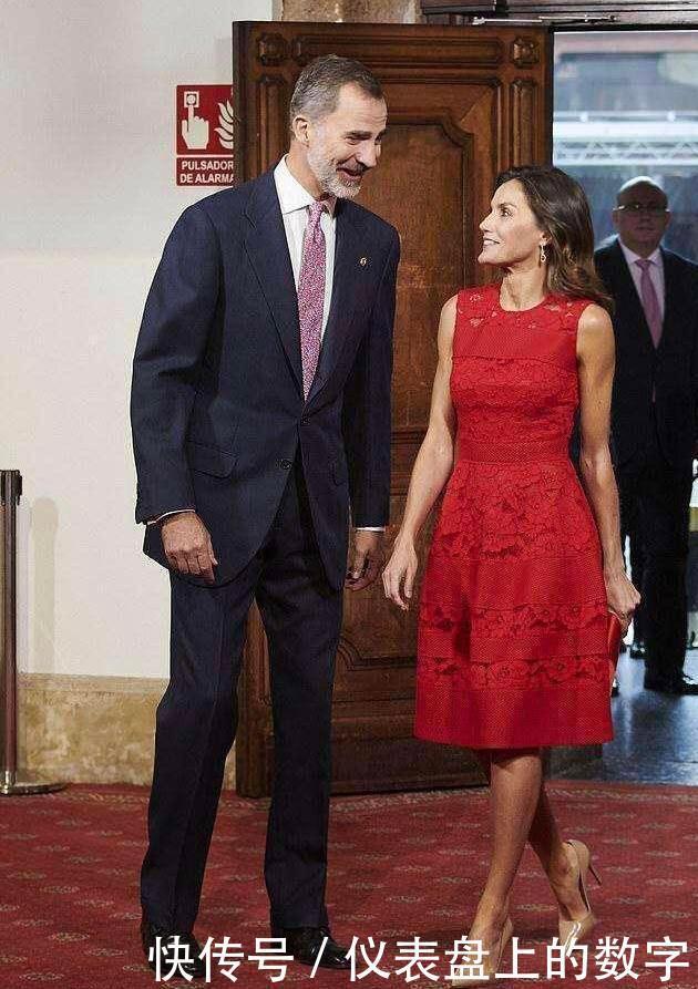 西班牙王后尴尬了,穿上万元抹胸连衣裙,却被老气“蜘蛛鞋”抢镜