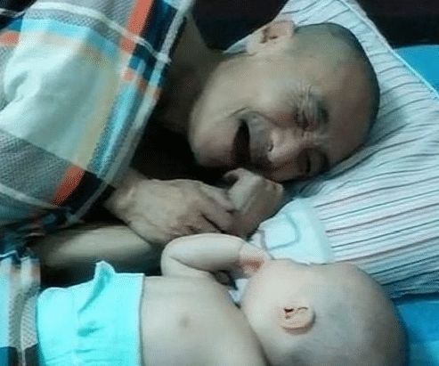 宝宝|100岁太爷爷和外孙第一次见面,一个轮回的对视,网友感动