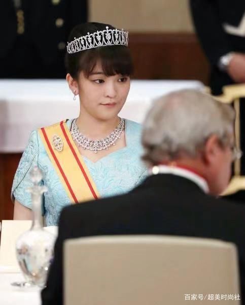 日本佳子公主庆生！梳编发好清纯有了人妻味，姐姐变瘦后更美了