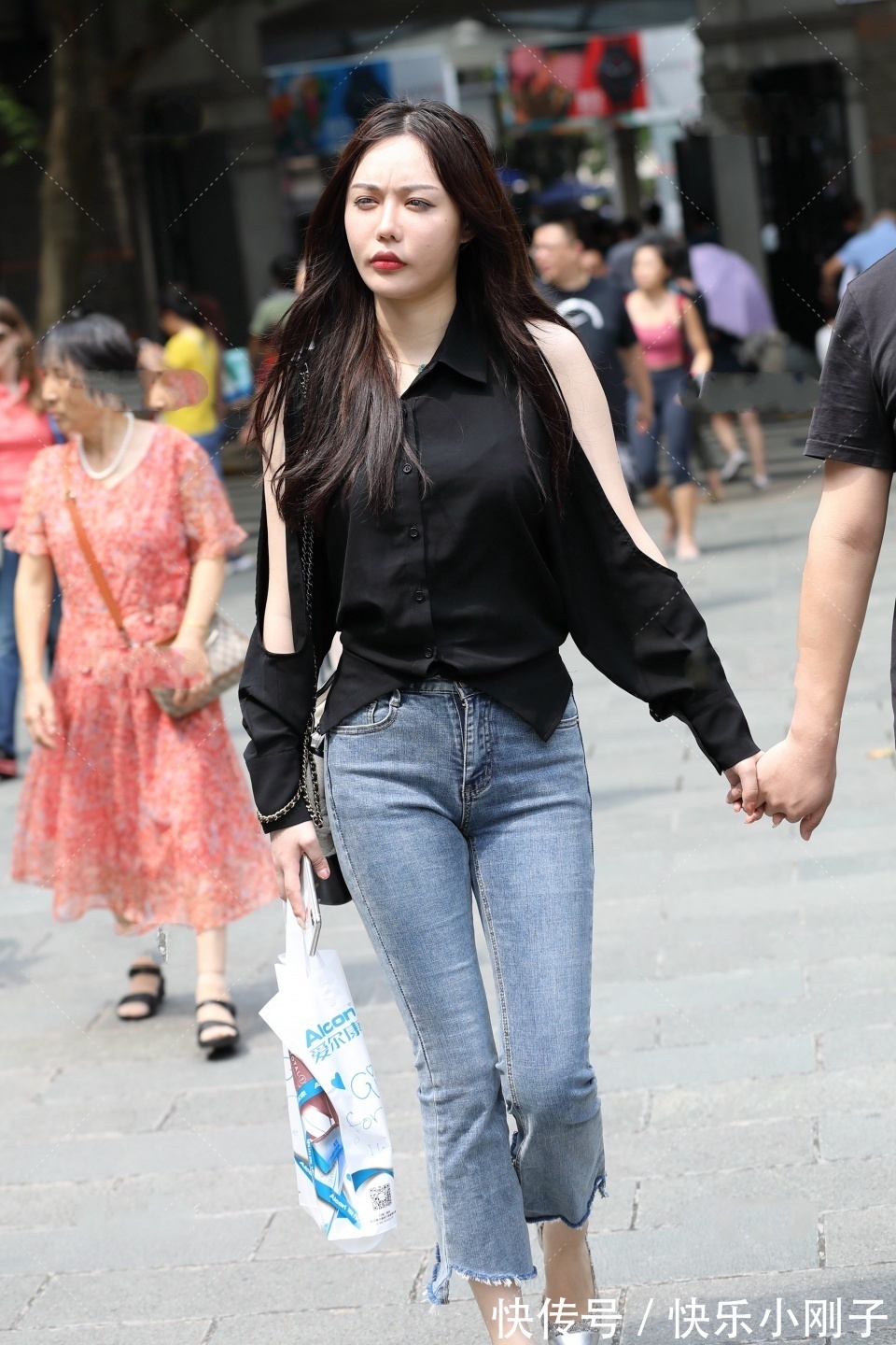 链条包|非常有魅力的气质美女，时尚慵懒的穿搭，给人一种清爽舒服的感觉