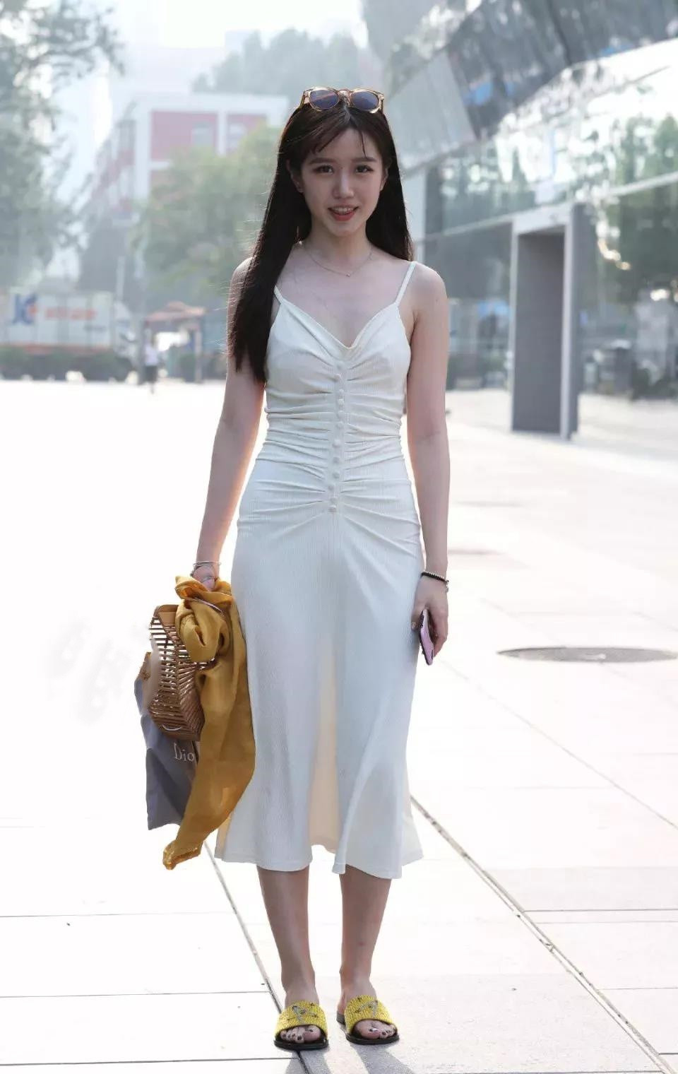 吊带长裙 穿白色吊带长裙的性感靓丽女孩, 好迷人的气质闺蜜更胜一筹