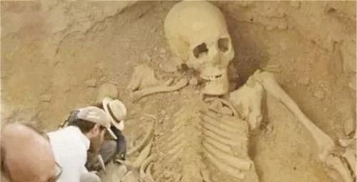 巨人|地球上曾出现过巨人族吗?农场主发现巨大遗骸,还有6根手指!