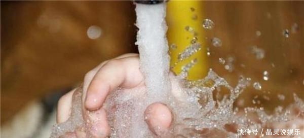 高明|男孩掉进180度油锅,奶奶神反应救孩子一命,医生都夸她高明!