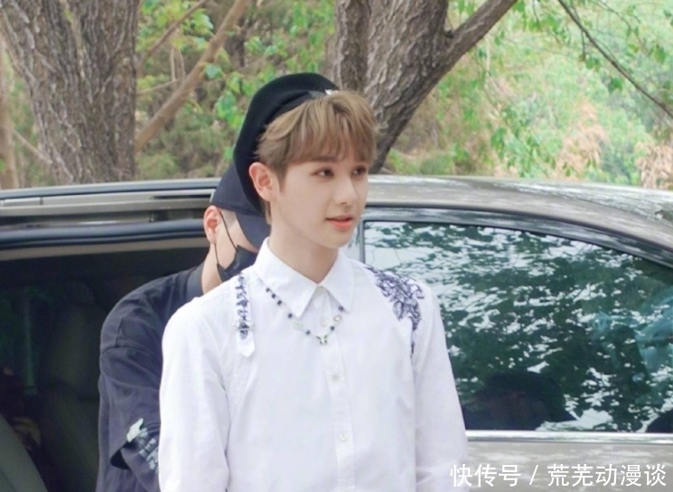 上班图 高卿尘录制《拜冰》路透,看清包里带的东西,难怪中文进步这么快