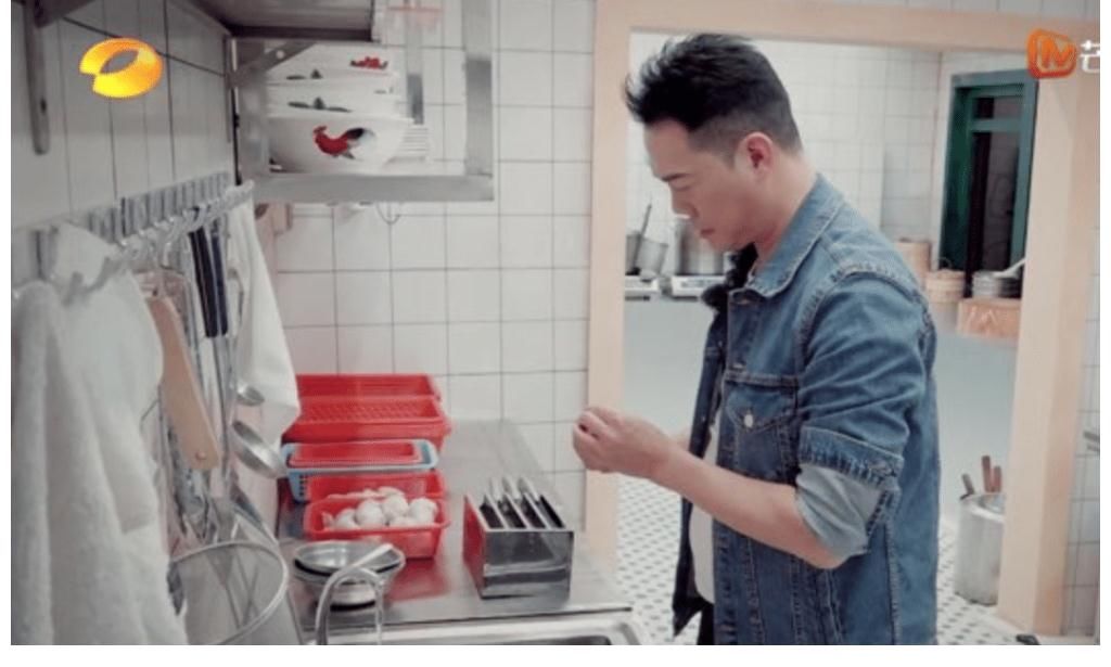 陳小春數錢笑聲很魔性，張智霖成“高管”，大灣區哥哥新節目開播