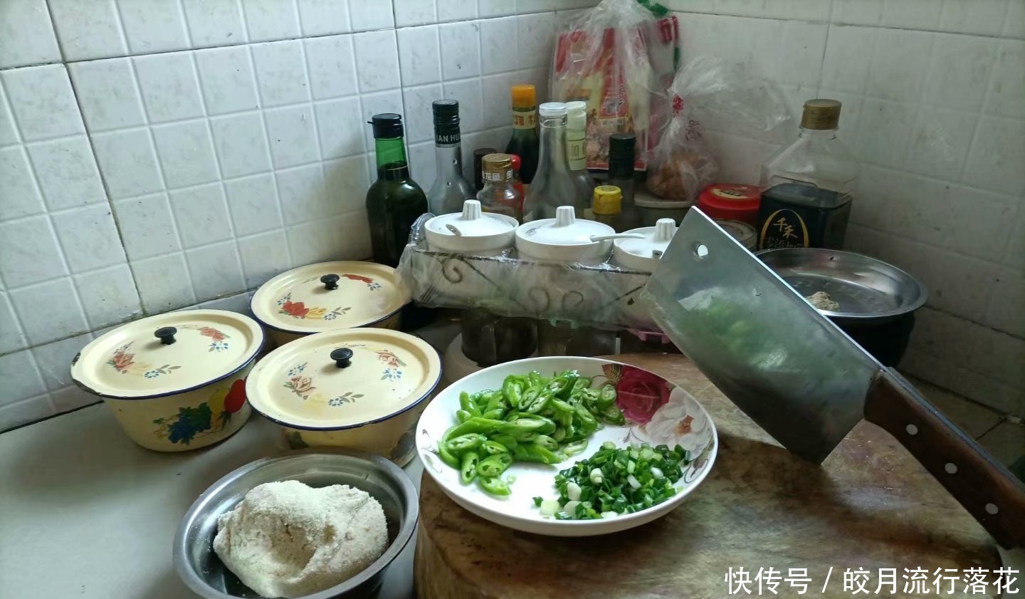 今天来做儿时常吃的一道菜炒豆渣