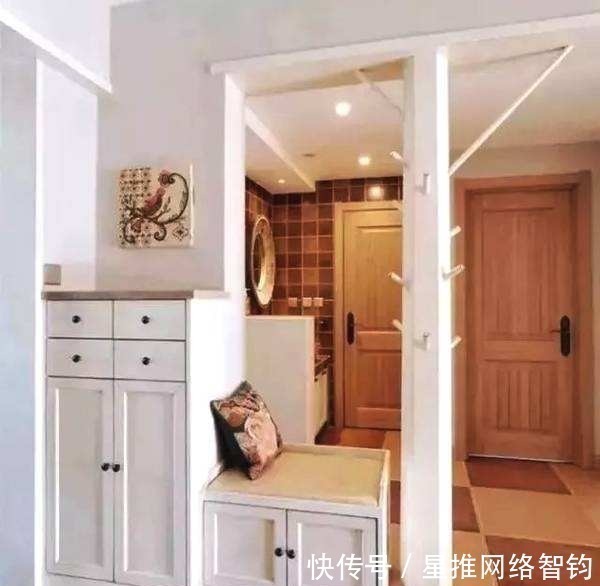 装修设计|原来的玄关设计已经过时了，现在人们都这么装，玄关＋鞋凳，实用