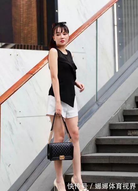 身上穿着 美女脚上一双优雅的高跟鞋穿搭,显示出一种都市女性的优雅与魅力