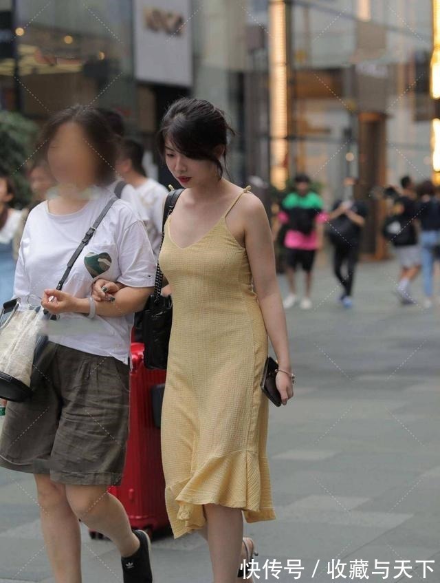 针织裙 简单大气的黄色针织裙,凸显自信的同时,更显皮肤白皙!