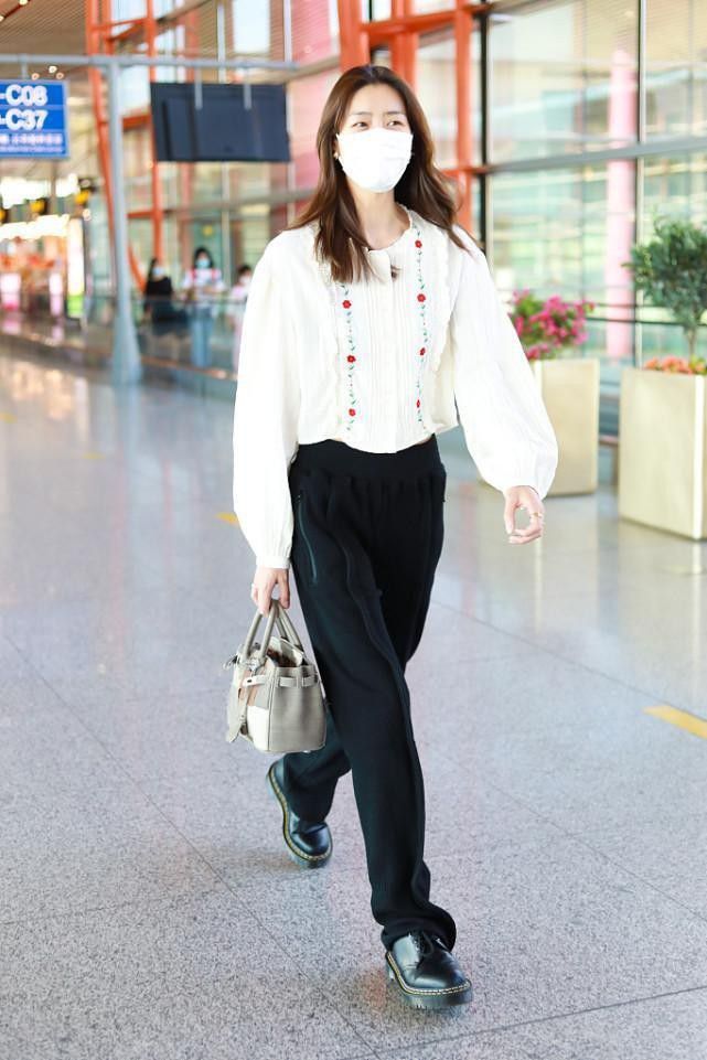 一身|刘雯真是“T台体质”,穿很普通的衬衫加裤子,气质依旧光彩照人