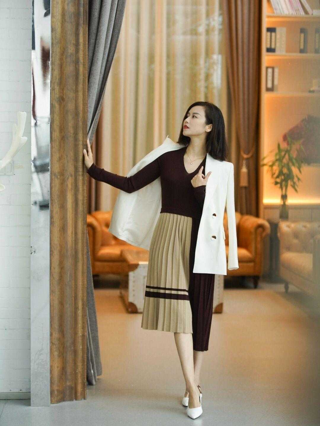 休闲|普通女孩该怎么穿才洋气?白色西服搭配百褶裙干练精致,优雅大气