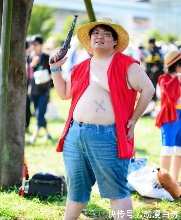 coser|最残暴路飞COS,没肌肉就算了,看到这油肚吓得不敢再追海贼王