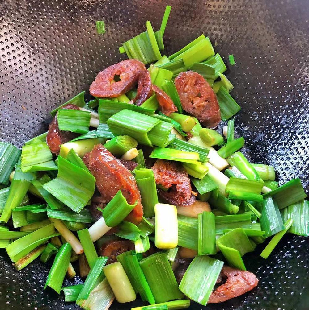 炒腊肠，直接下锅炒不好吃，大厨：多加1步，腊肠香味醇厚口感好