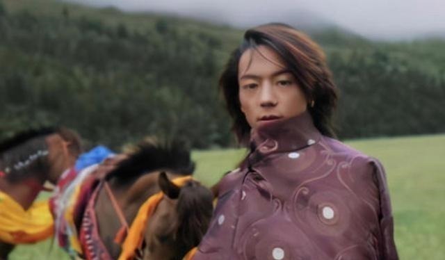 丁真所在國企拒絕他參加選秀和綜藝，他的爆紅是偶像文化的反噬