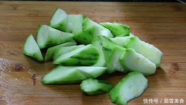 闺蜜三天两头吃此菜，鲜甜多汁又简单，美白补水，40岁像少女