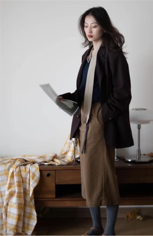 女人不管多大年纪，穿衣服尽量避免这3种“颜色”，沉闷还显老气