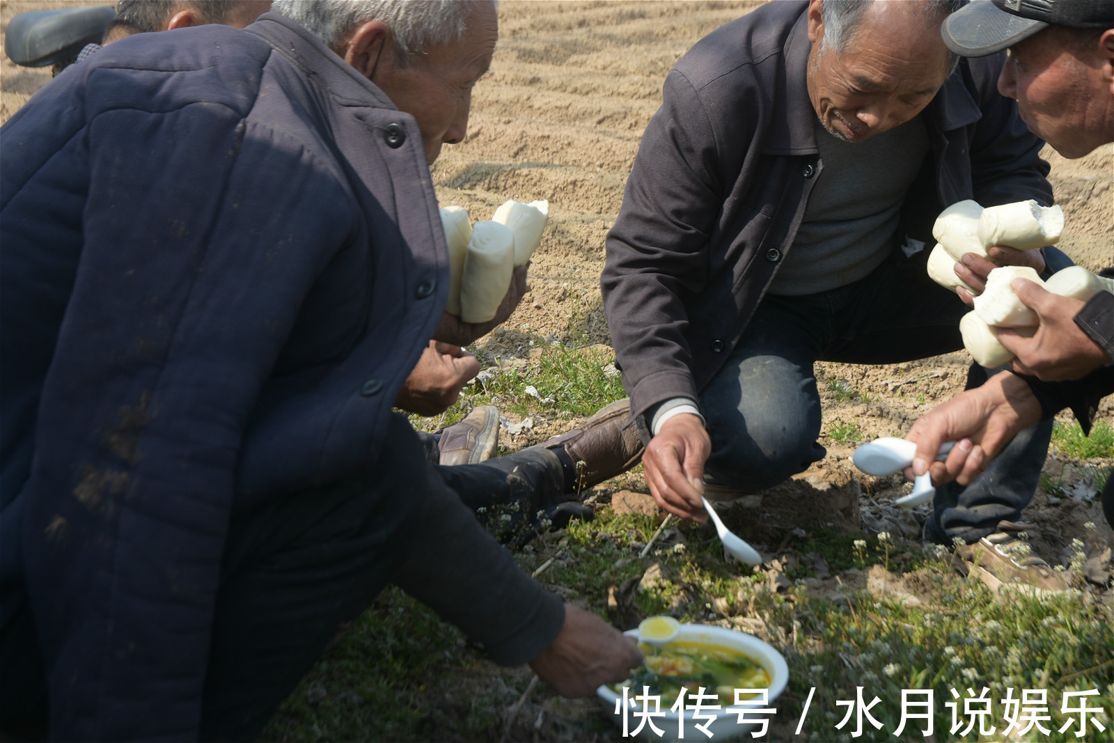 壮观|农村难得一见的大锅饭，一手捏3个馒头蹲地吃，场面壮观