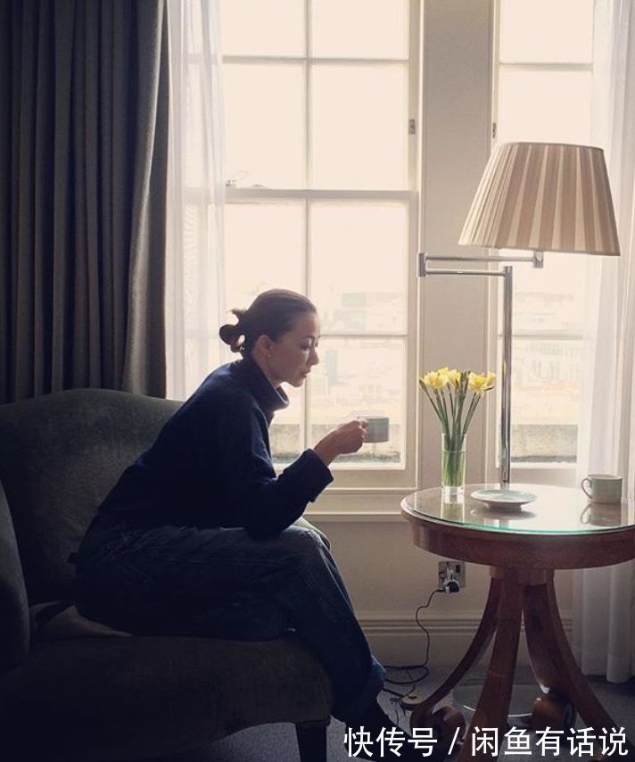 大妈感 被60岁日本主妇惊艳了,靠黑白穿搭摆脱“大妈感”,低调却很高级