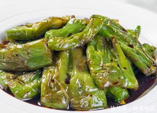 难怪|做虎皮青椒,先放油还是后放油?很多人不懂,难怪不起皮还很油腻
