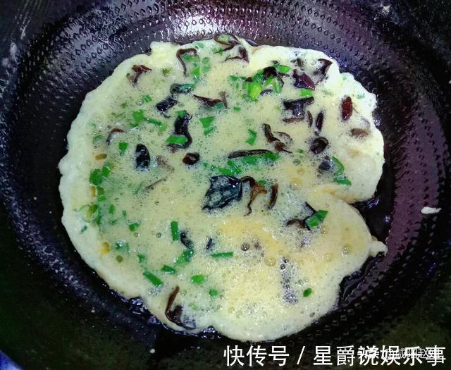 午饭|好久没吃木耳炒鸡蛋了，午饭偷个懒，炒盘木耳鸡蛋，老公：炒太少