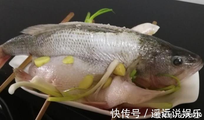 清蒸鱼|做清蒸鲈鱼,牢记“4放2不放”,鱼肉又鲜又嫩,没有腥味,好吃