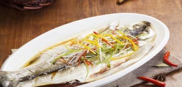 有人|清蒸鱼,有人放盐,有人放生抽?不对,教您一招,鱼肉鲜嫩不腥