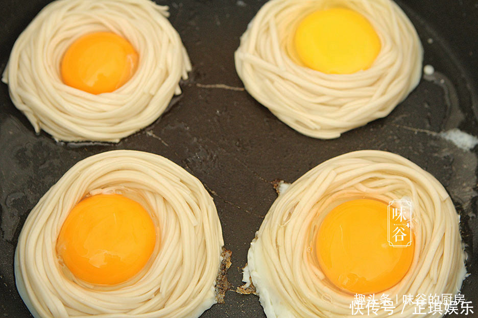 早餐面条的新做法,做成早餐饼,孩子连吃好几个,10分钟就搞定