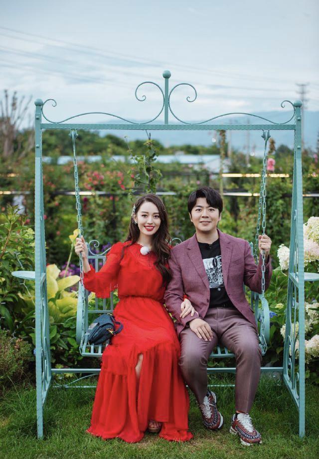 吉娜的“空竹腰”不见了,穿红色荷叶边长裙高级优雅,仍有贵妇范