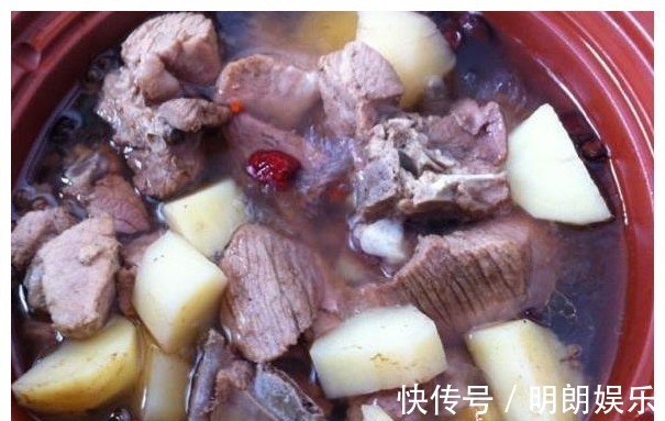 排骨不管怎么吃,切记不要再焯水,换成这2步,排骨软烂无腥味