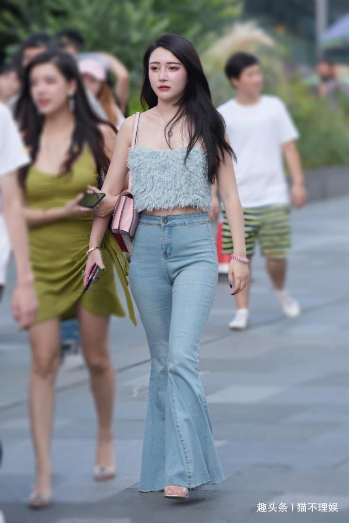个性|个性吊带衫搭配喇叭裤,小姐姐气质真好