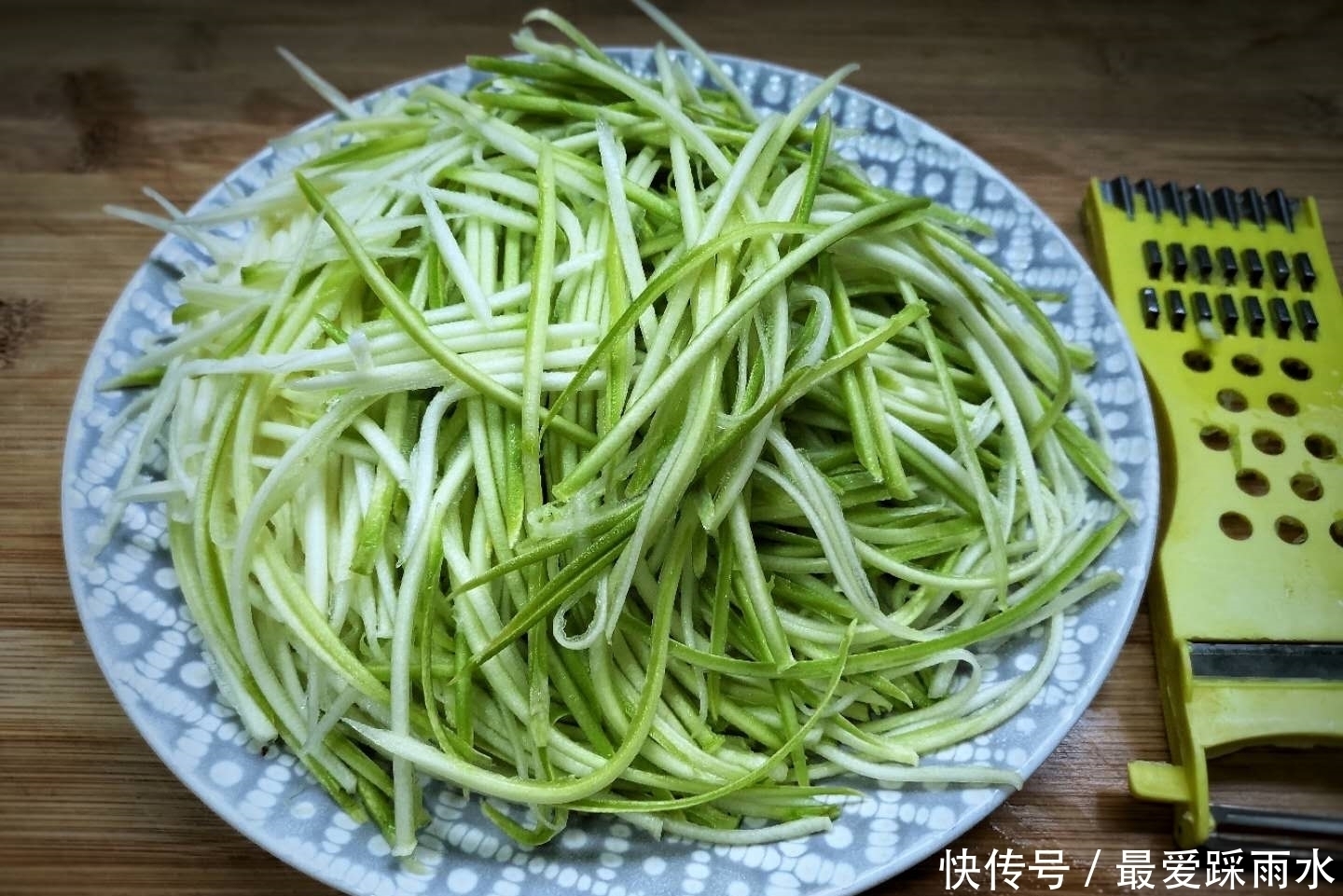 秋天吃这菜正当季，一斤2块钱，洗洗拌拌就能吃，女人常吃皮肤好